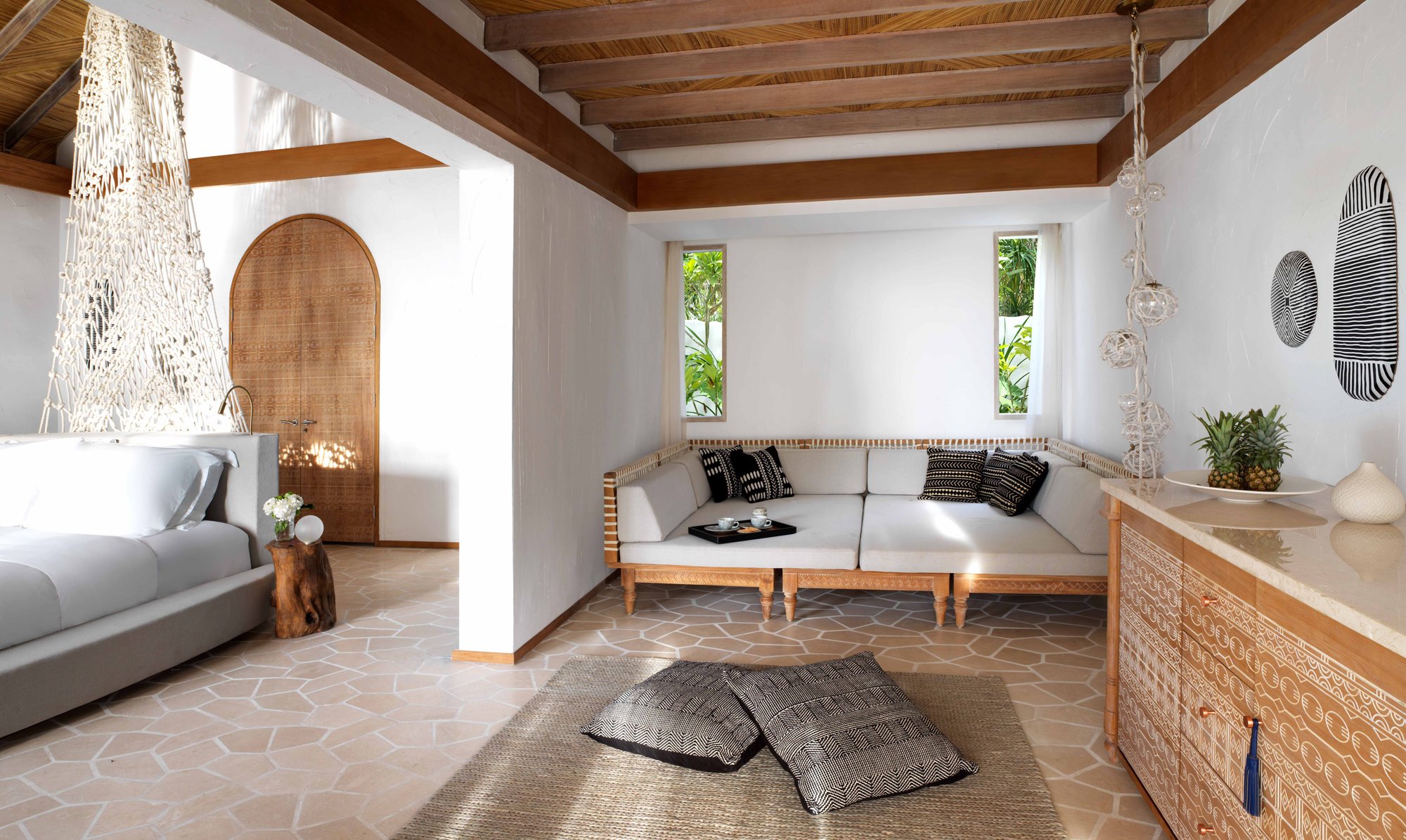 Fairmont Maldives Sirru Fen Fushi — Beach villa living room
