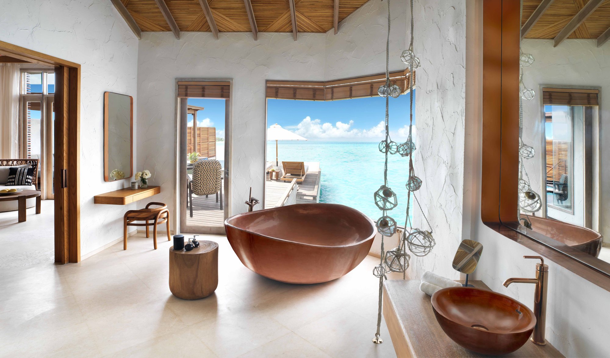 Fairmont Maldives Sirru Fen Fushi — Water villa bathroom