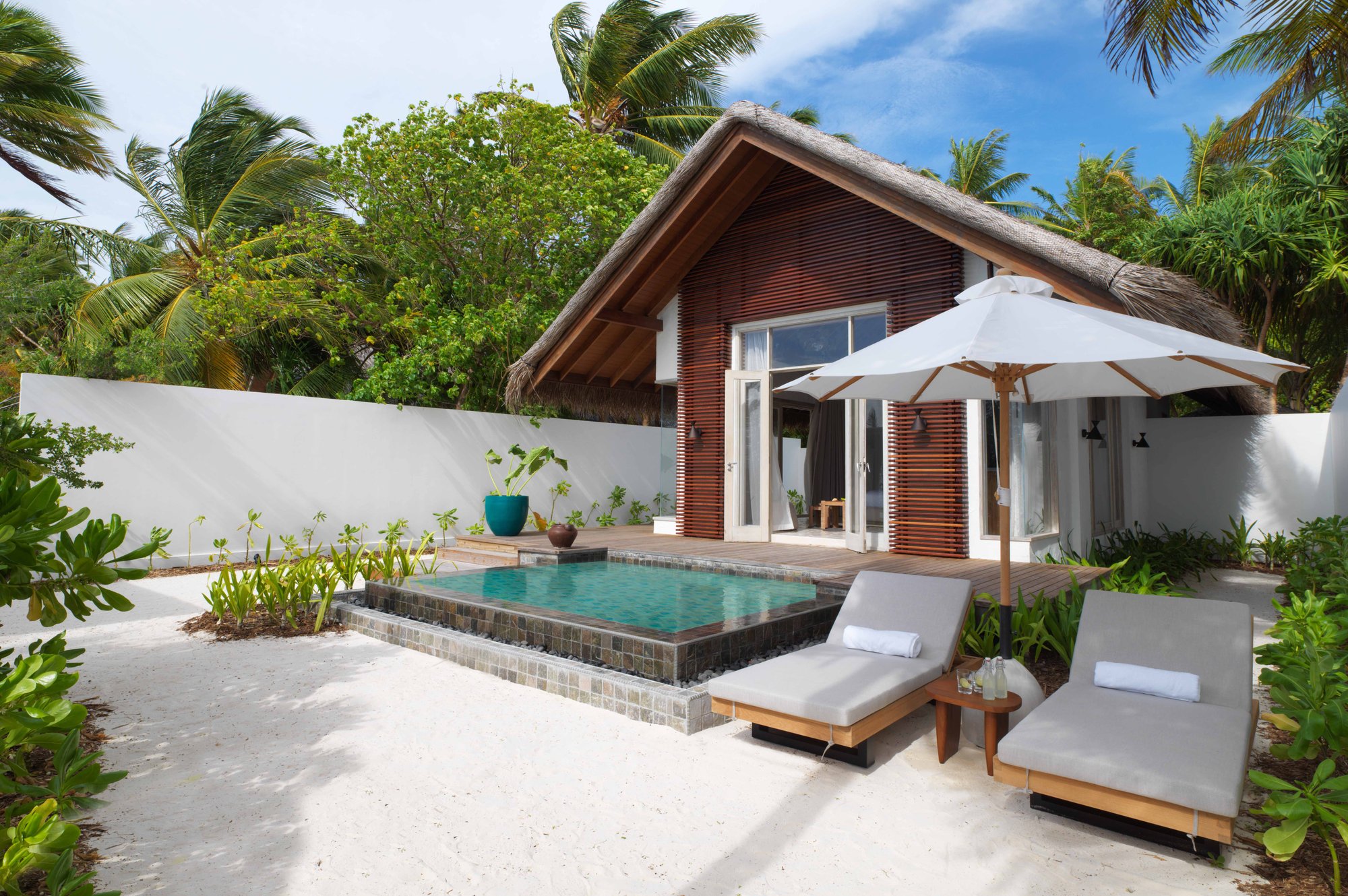 Fairmont Maldives Sirru Fen Fushi — Beach villa exterior