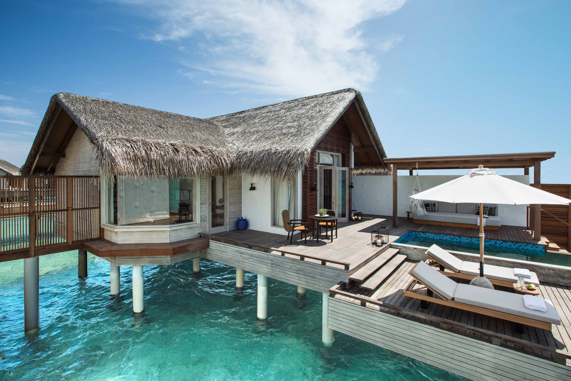 Fairmont Maldives Sirru Fen Fushi — Water villa exterior