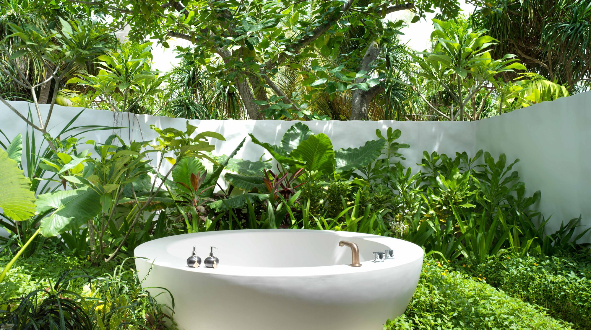 Fairmont Maldives Sirru Fen Fushi — Beach villa bathroom