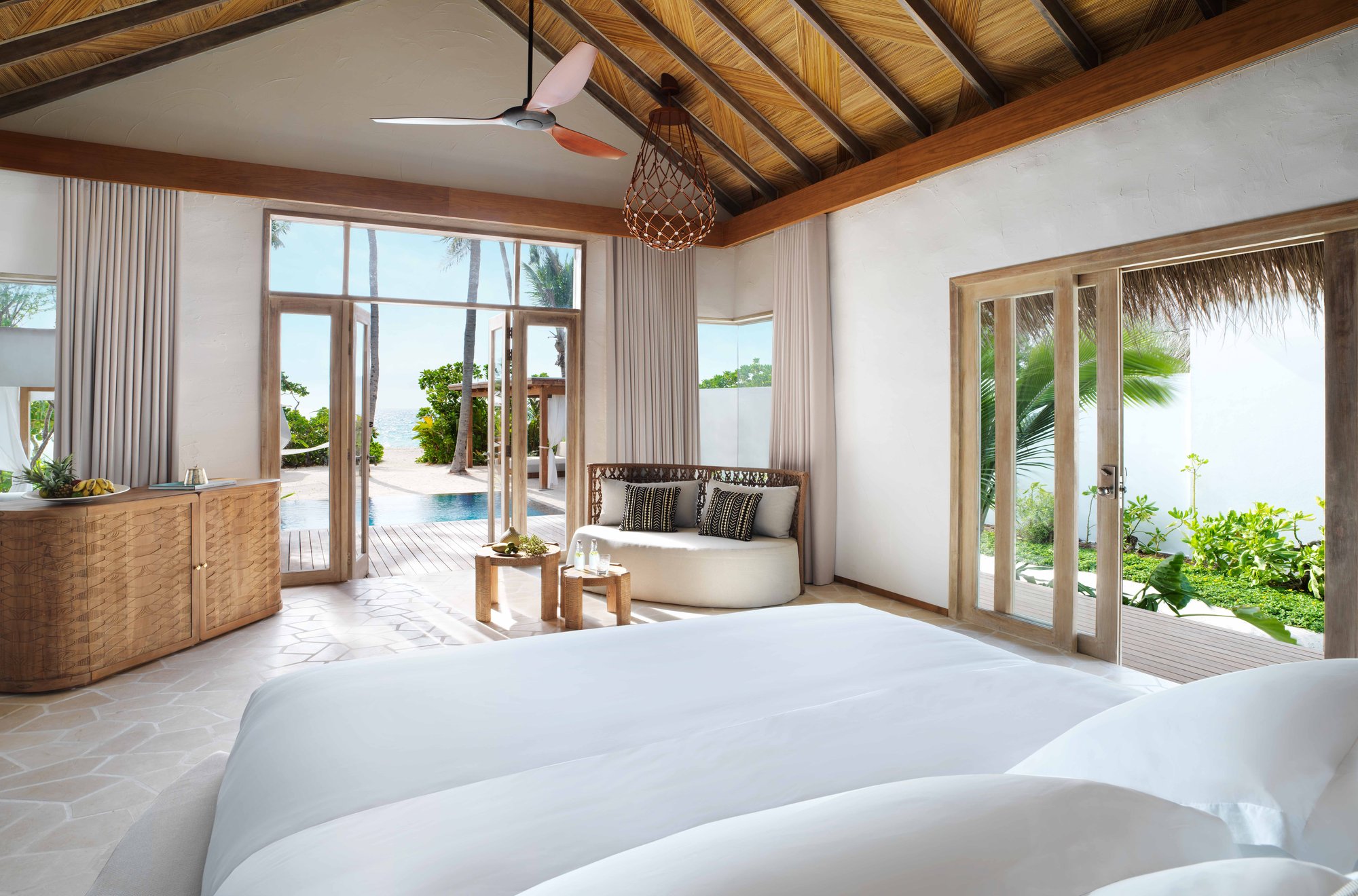 Fairmont Maldives Sirru Fen Fushi — Beach villa bedroom